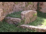 06795 ostia - regio i - insula ix - caseggiato dietro la curia (i,ix,1) - raum in der suedwestecke - detail an der suedwand - 09-2022.jpg